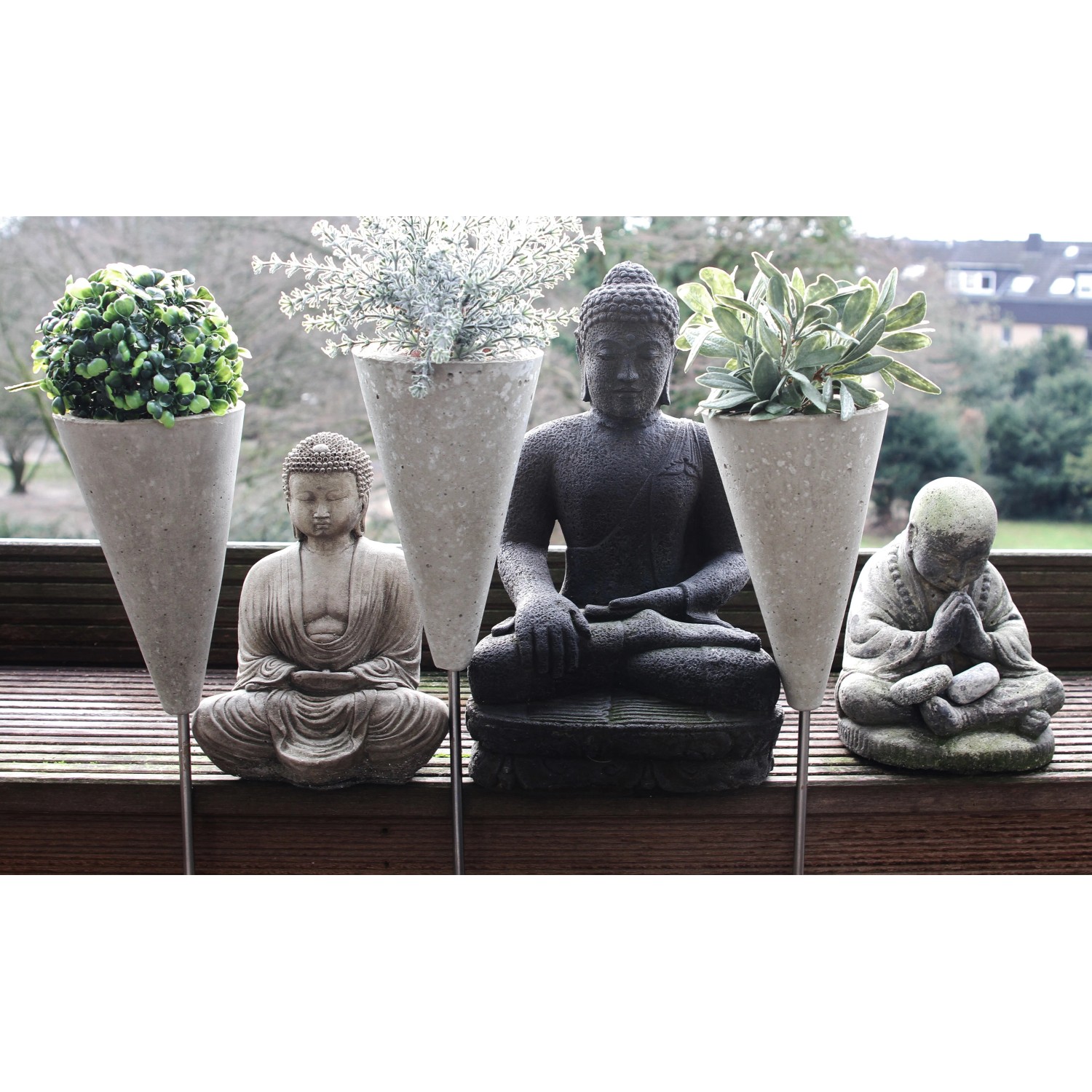 Dekorative Buddha Figuren und Beton Pflanzgefäße, hergestellt mit Ultrament Bastel Beton.