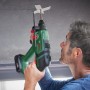 Bosch Akku-Bohrhammer UniversalHammer 18V beim Bohren in Decke.