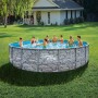 Summer Waves Aufstellpool Elite Frame in Steinoptik, Ø 549 cm, mit badenden Personen im Garten.