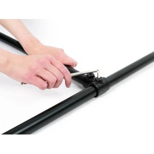 Montage eines schwarzen T-Stücks 90° für Stahlrohre (Ø 2,7 cm) mit einem Inbusschlüssel.