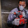 Einhell Akku-Bohrhammer Herocco 36/28 im Einsatz beim Bohren in Betonwand.