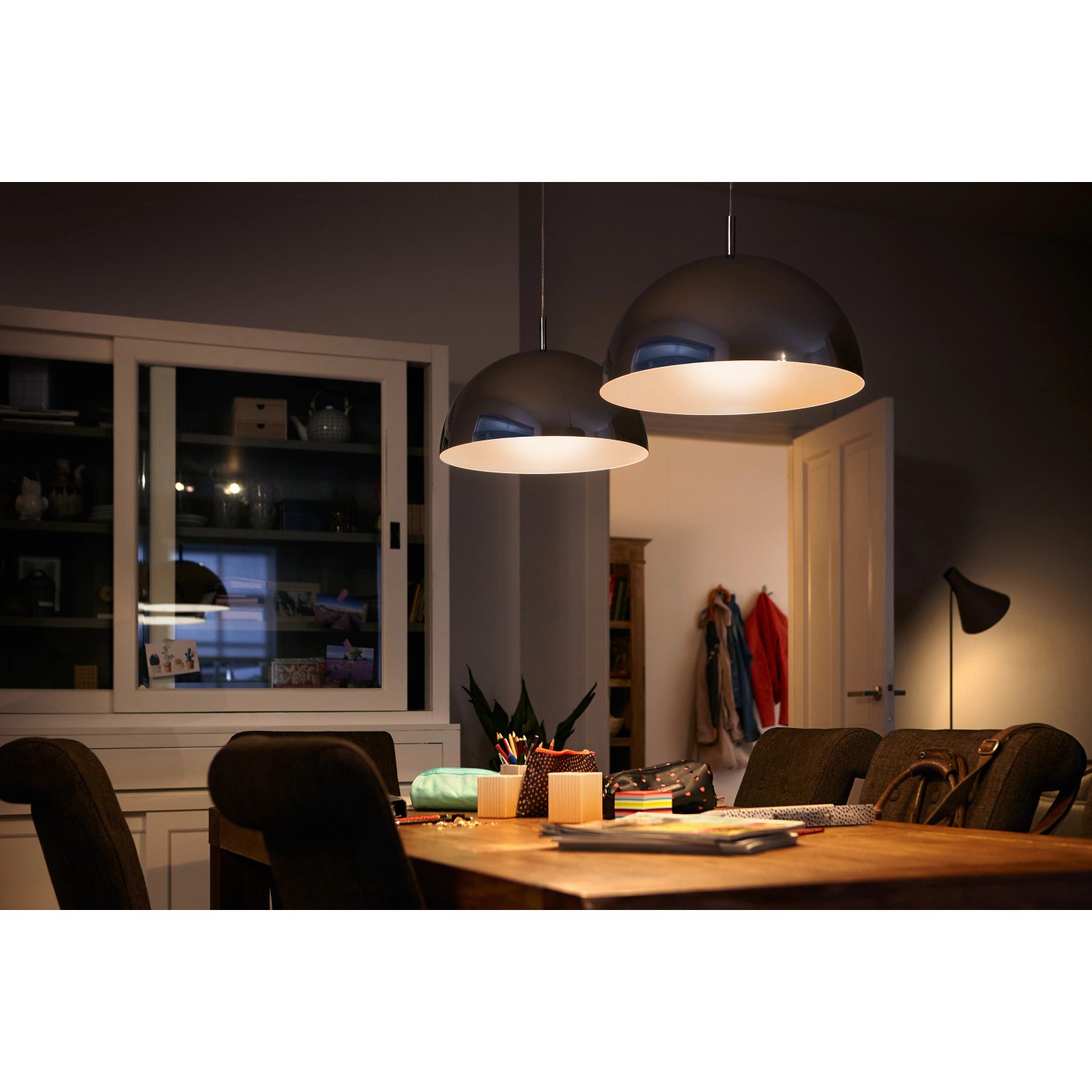 Philips LED E14 Kerze, 2W, warmweiß, in Wohnraum mit Esstisch und Pendelleuchten.