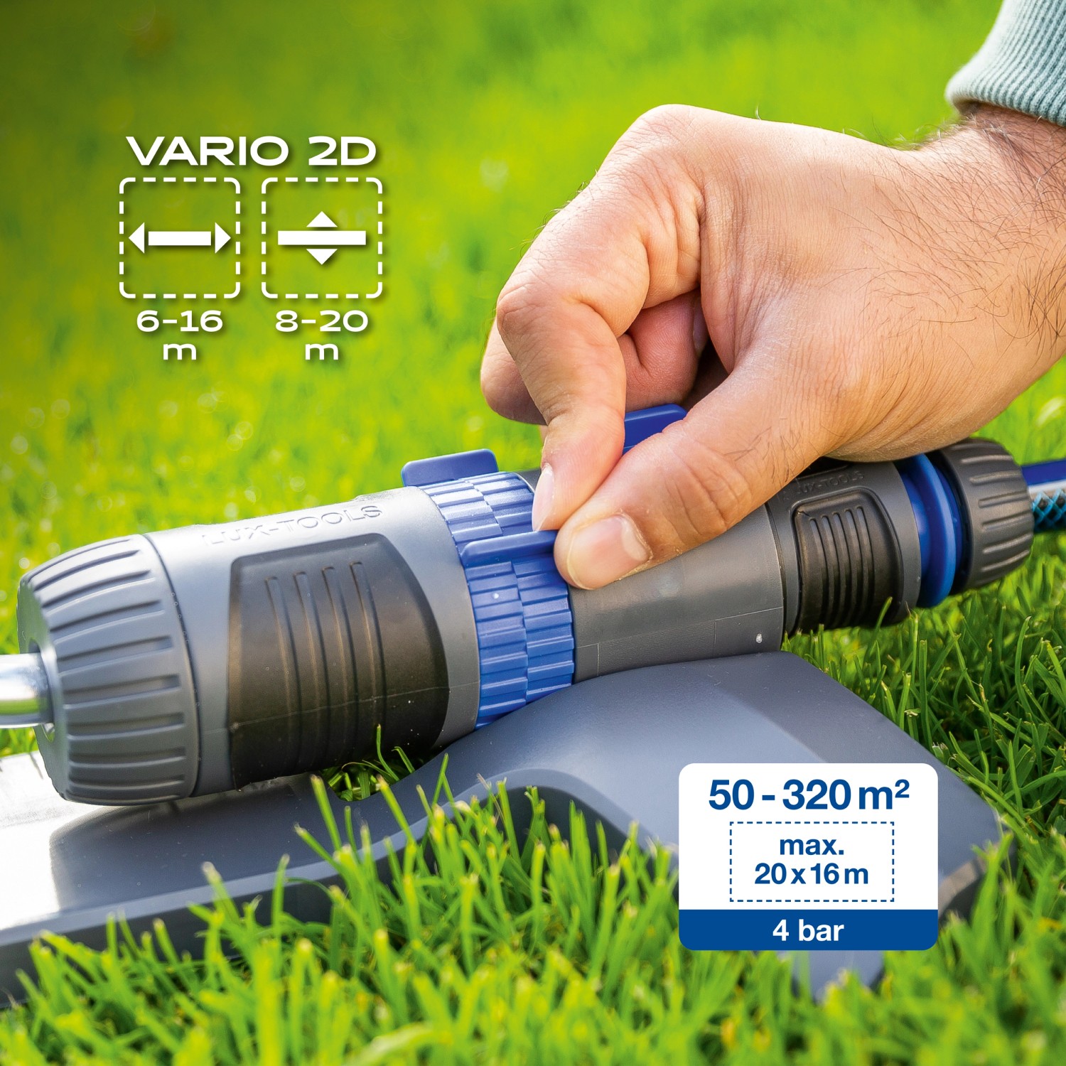 LUX Viereckregner 320 m² in Nutzung: Hand stellt Regner ein. Ideal für Rasenbewässerung im Garten.