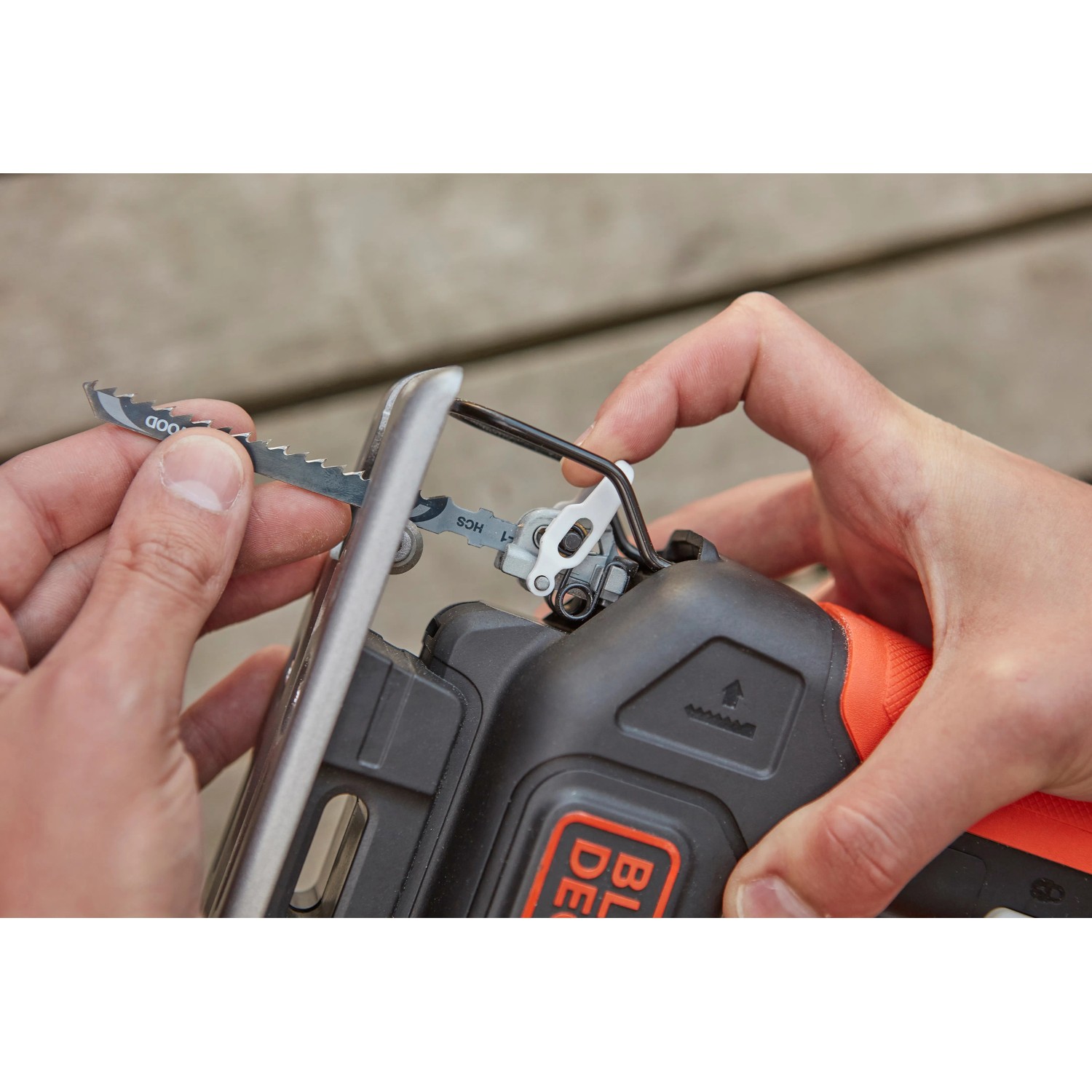 Black+Decker Akku-Stichsäge BDCJS12N: Sägeblattwechsel für Holzarbeiten.
