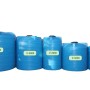 Fünf blaue KMND Trinkwasser Wassertanks aus PE, verschiedene Größen (1000L-8000L), mit schwarzen Deckeln und Rippen. Ideal für Garten.