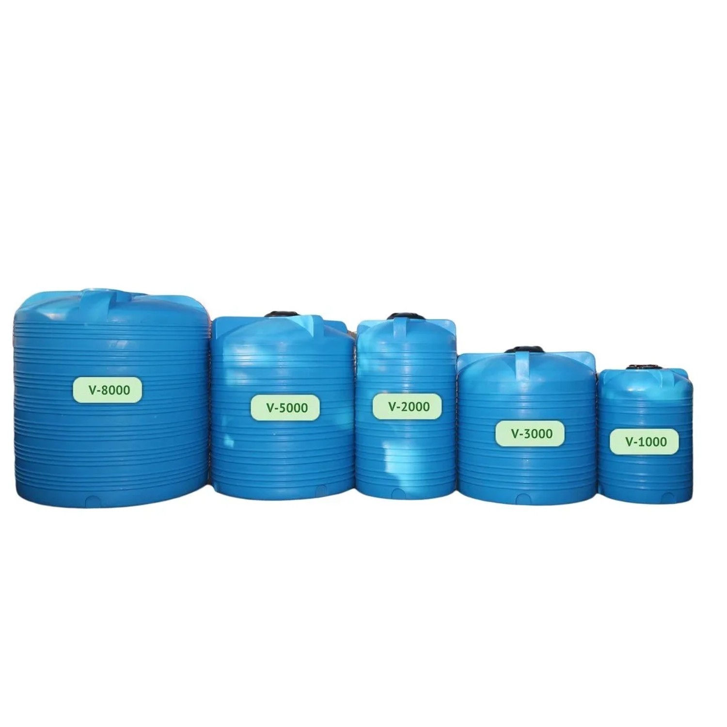 Fünf blaue KMND Trinkwasser Wassertanks aus PE, verschiedene Größen (1000L-8000L), mit schwarzen Deckeln und Rippen. Ideal für Garten.