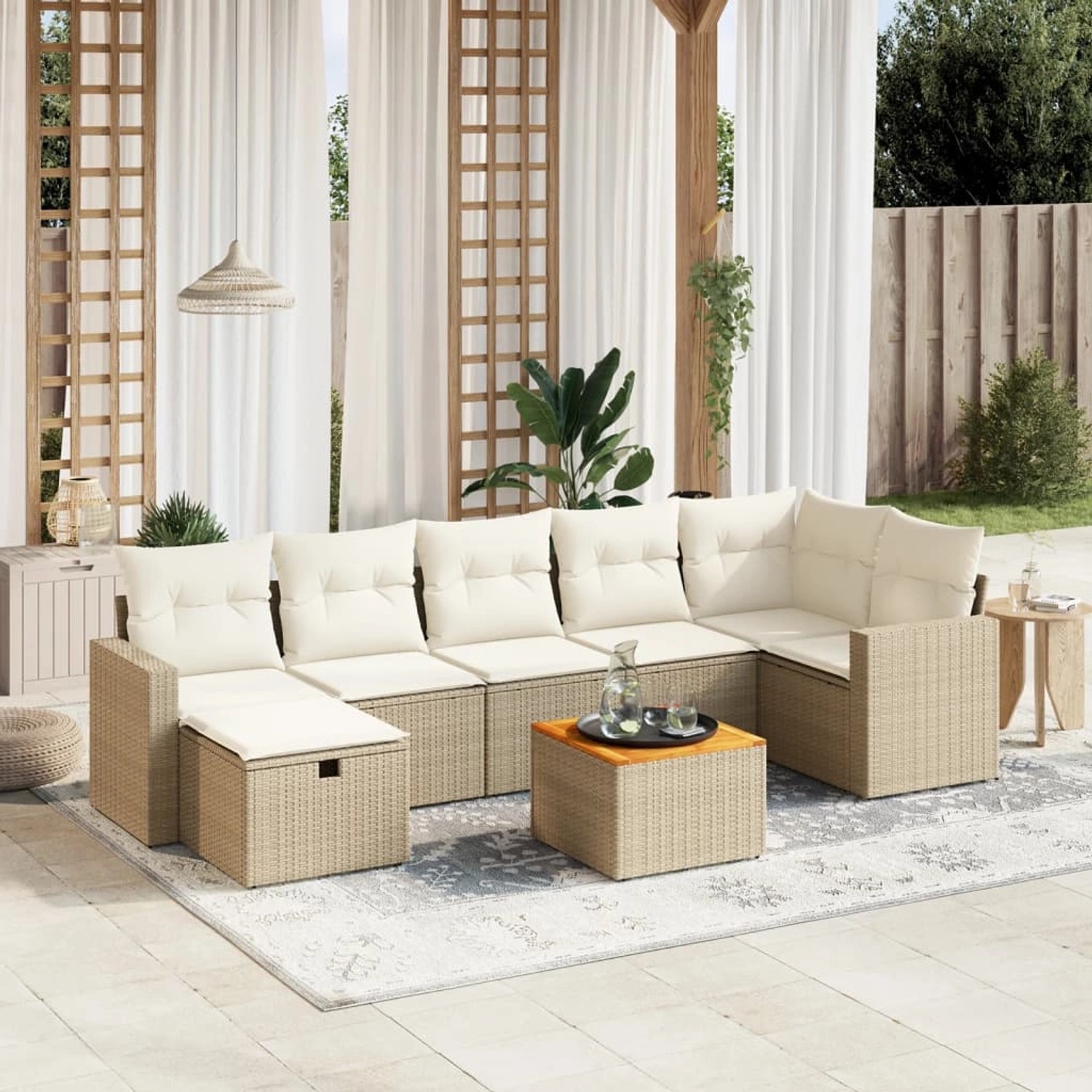 Beige 8-tlg. Garten-Sofagarnitur aus Rattan mit cremeweißen Kissen und Tisch. Gartenmöbel für Terrasse und Garten.