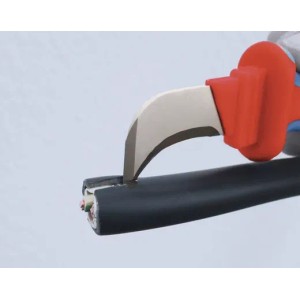 WEICON Kabelmesser HD No.1000 in Blau schneidet ein schwarzes Kabel. Zange für Elektriker.