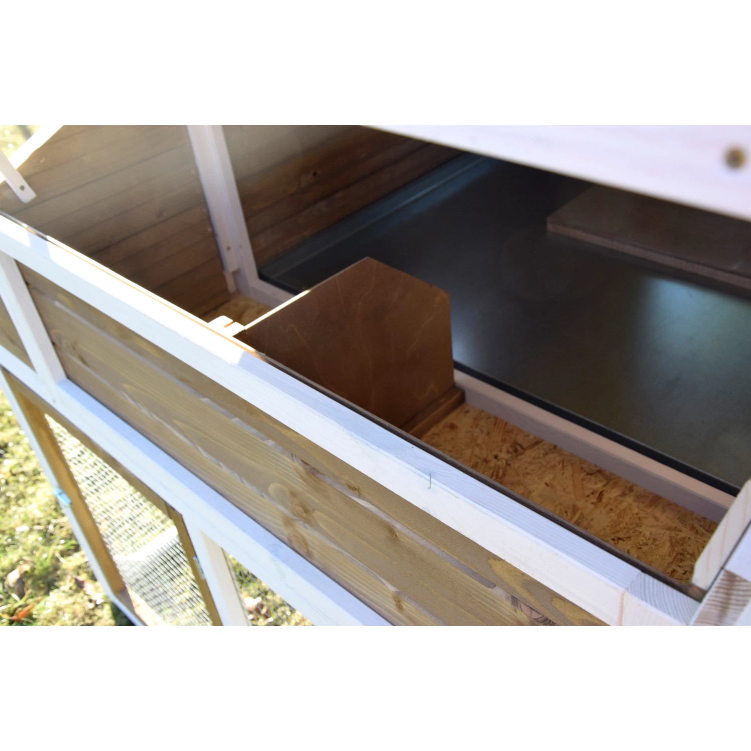 Detailansicht: Hühnerstall XL mit Nistplatz und Zinkwanne für einfache Reinigung.
