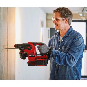 Einhell Akku-Bohrhammer TP-HD 36/30: Mann bohrt mit dem roten Bohrhammer ein Loch in die Wand.