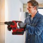 Einhell Akku-Bohrhammer TP-HD 36/30: Mann bohrt mit dem roten Bohrhammer ein Loch in die Wand.