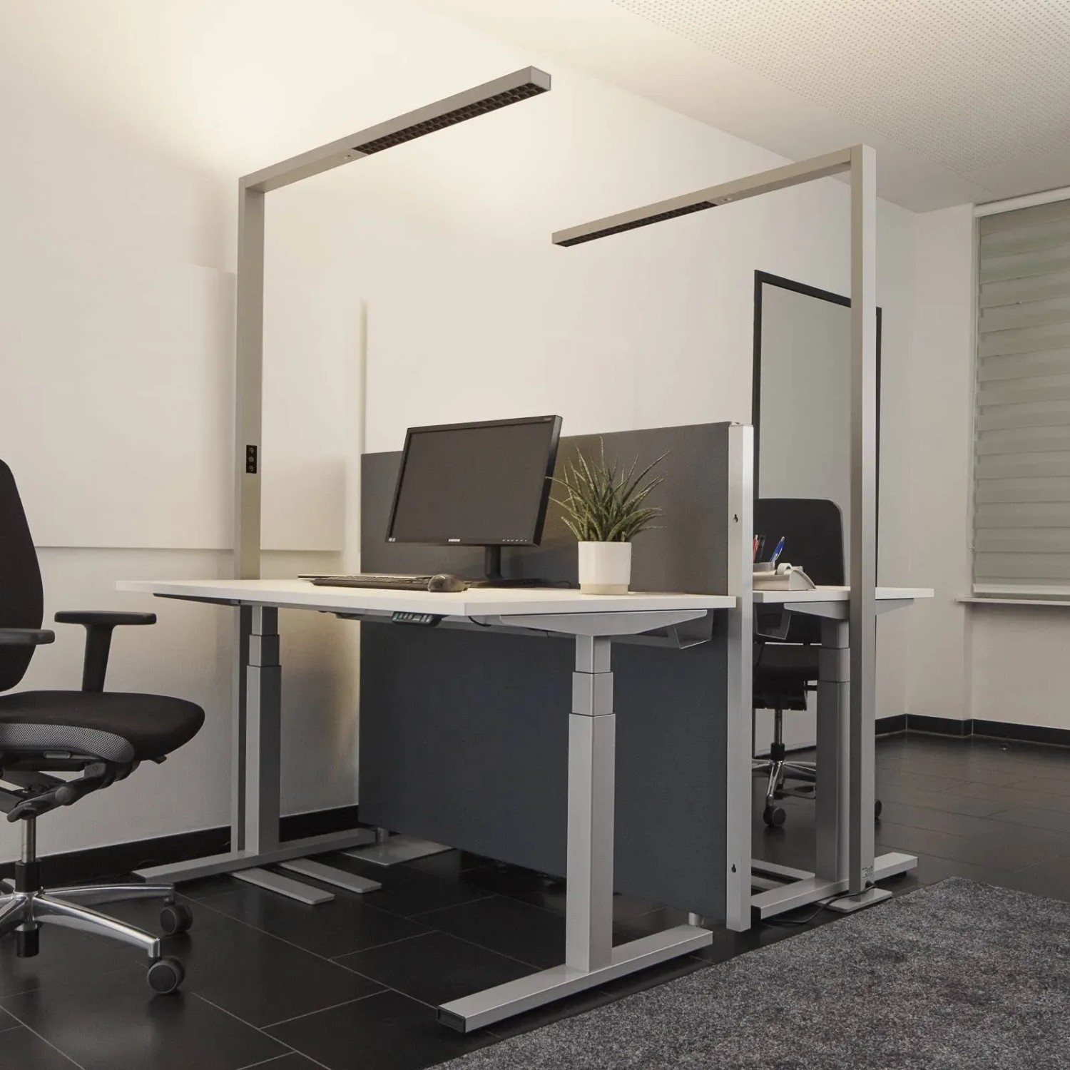 Moderne Arcchio LED Bürostehleuchte Jolinda aus Alu, dimmbar mit Bewegungsmelder für optimale Beleuchtung.