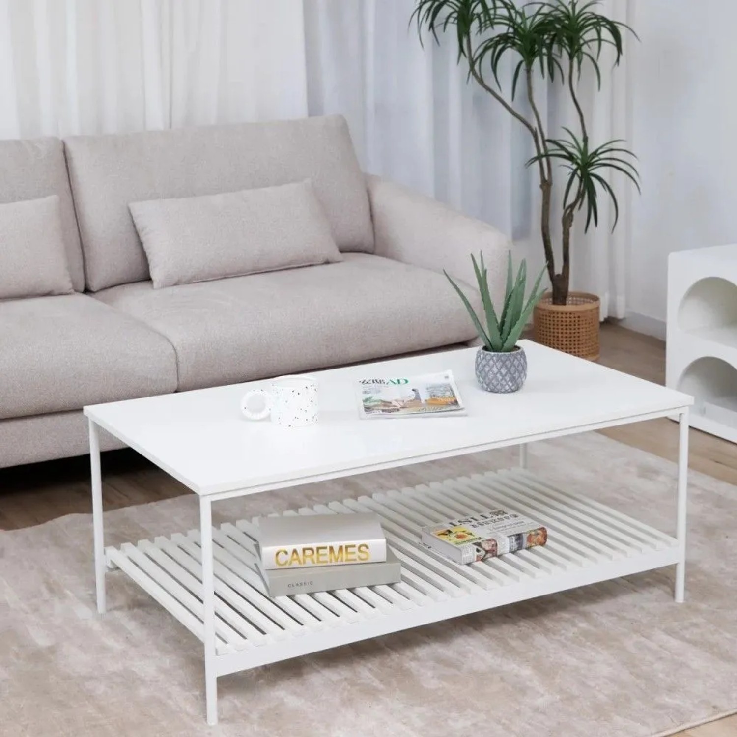 Weißer Svita Amal Couchtisch, rechteckig, mit Ablagefach. Moderner Wohnzimmertisch aus Holz und Stahl.
