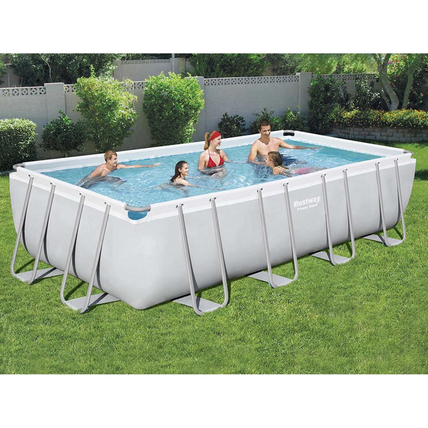 Rechteckiger Bestway Stahlrahmenpool mit Badegästen im Garten. Pool-Set mit Filteranlage und Leiter.
