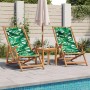 Zwei klappbare Strandstühle aus Eukalyptusholz mit Blattmuster und Kissen am Pool.