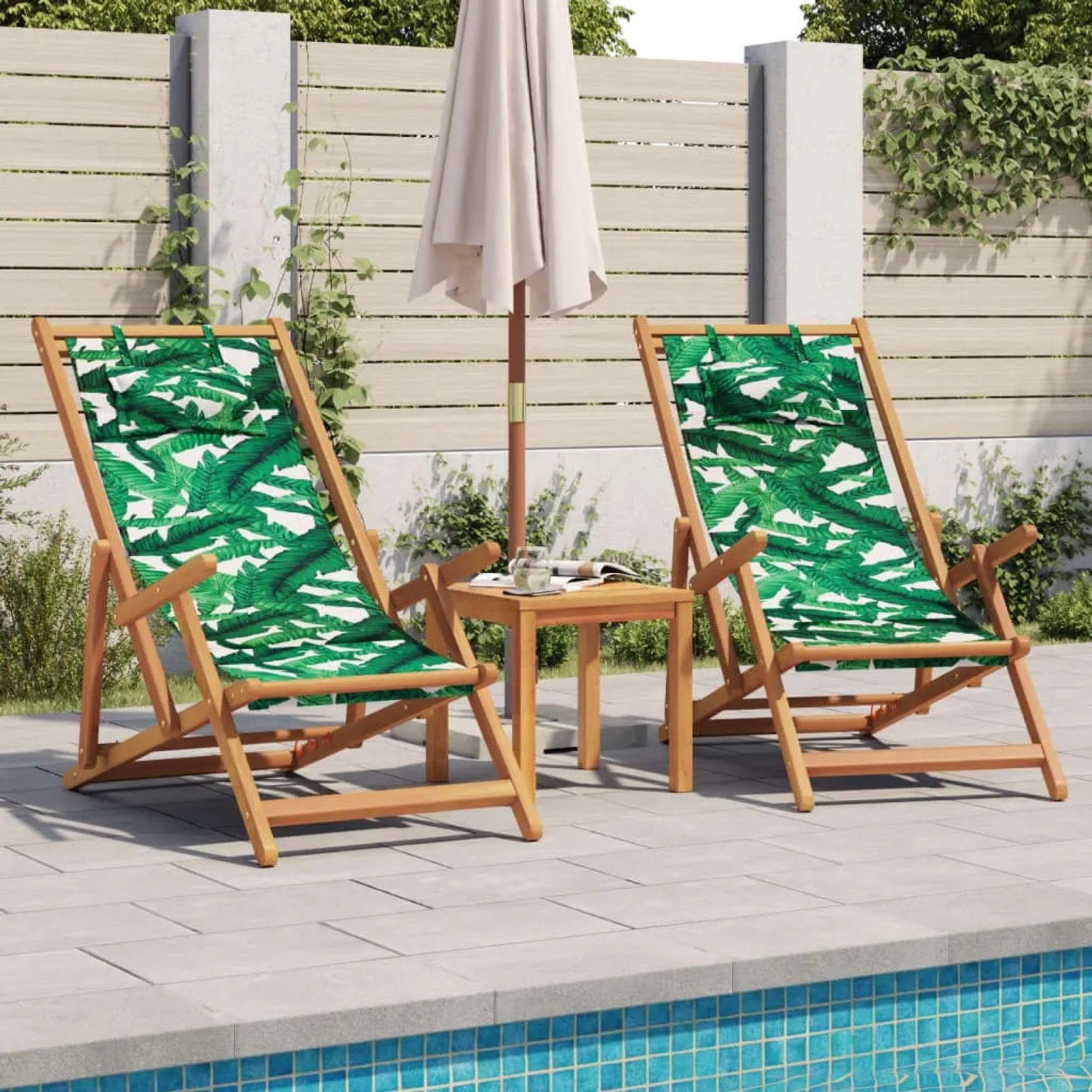 Zwei klappbare Strandstühle aus Eukalyptusholz mit Blattmuster und Kissen am Pool.