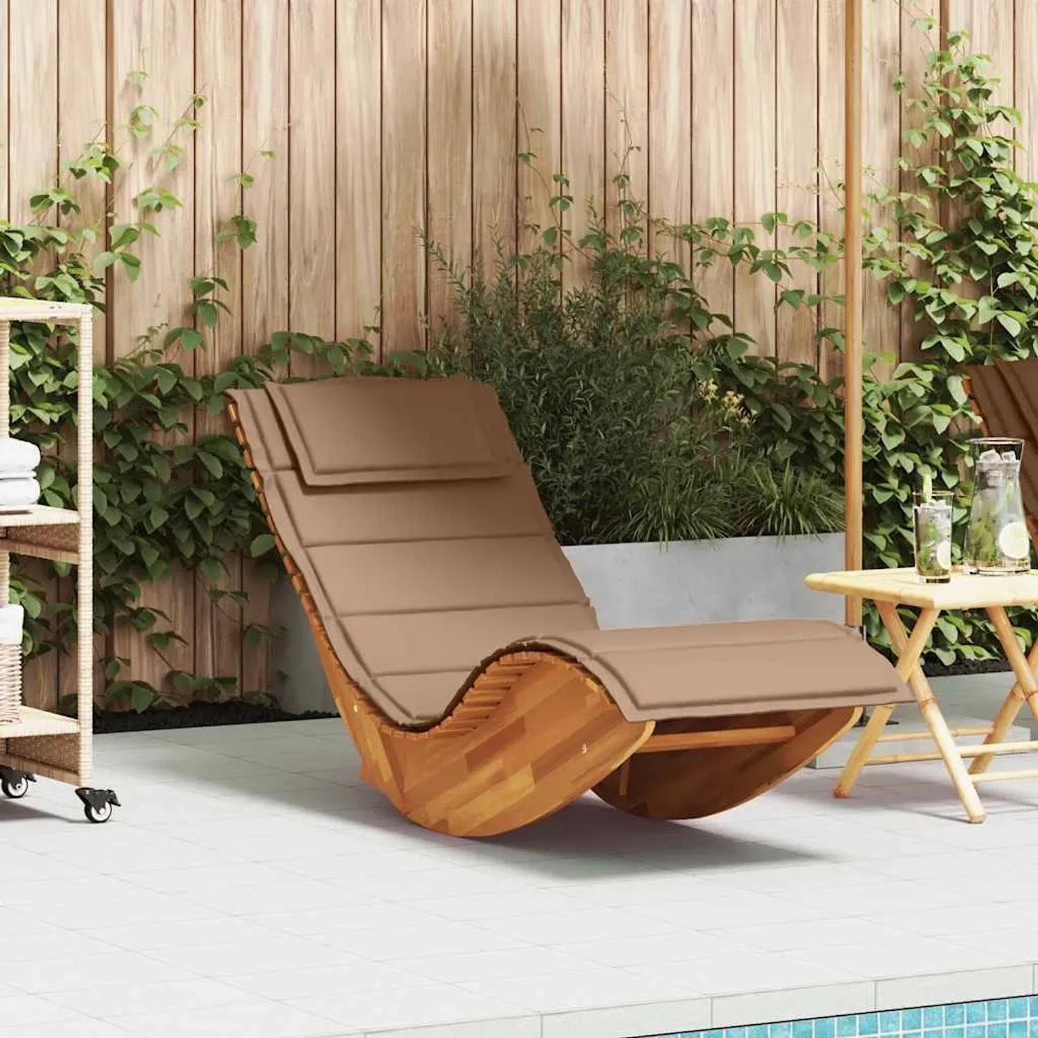 Schaukelliege aus Akazienholz mit taupefarbener Auflage für Garten oder Terrasse.