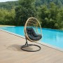Hängesessel Zalo in Hellnaturfarben mit schwarzem Kissen auf Holzterrasse am Pool. Ideal für Garten & Outdoor.