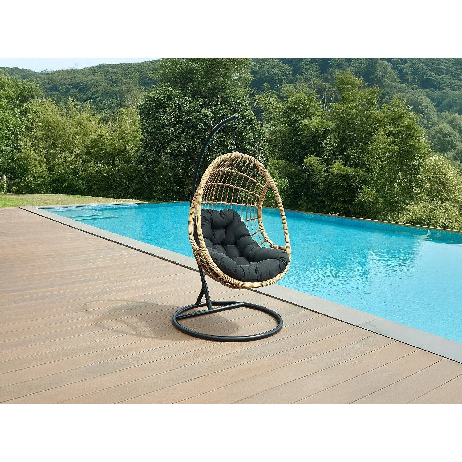 Hängesessel Zalo in Hellnaturfarben mit schwarzem Kissen auf Holzterrasse am Pool. Ideal für Garten & Outdoor.