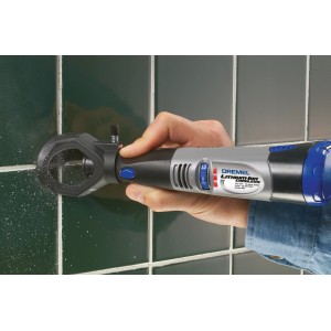 Dremel Fugenfräser 570 in Nutzung zum Entfernen von Fugenmörtel zwischen Fliesen.