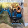 Scheppach Mini-Bagger EXC815 mit Zubehör-Set bei Grabarbeiten. Kompakte Baumaschine mit Raupenantrieb.