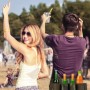Mann trägt verstellbaren Tarnfarben-Biergürtel mit Flaschen auf Festival. Praktisches Camping & Party Zubehör.