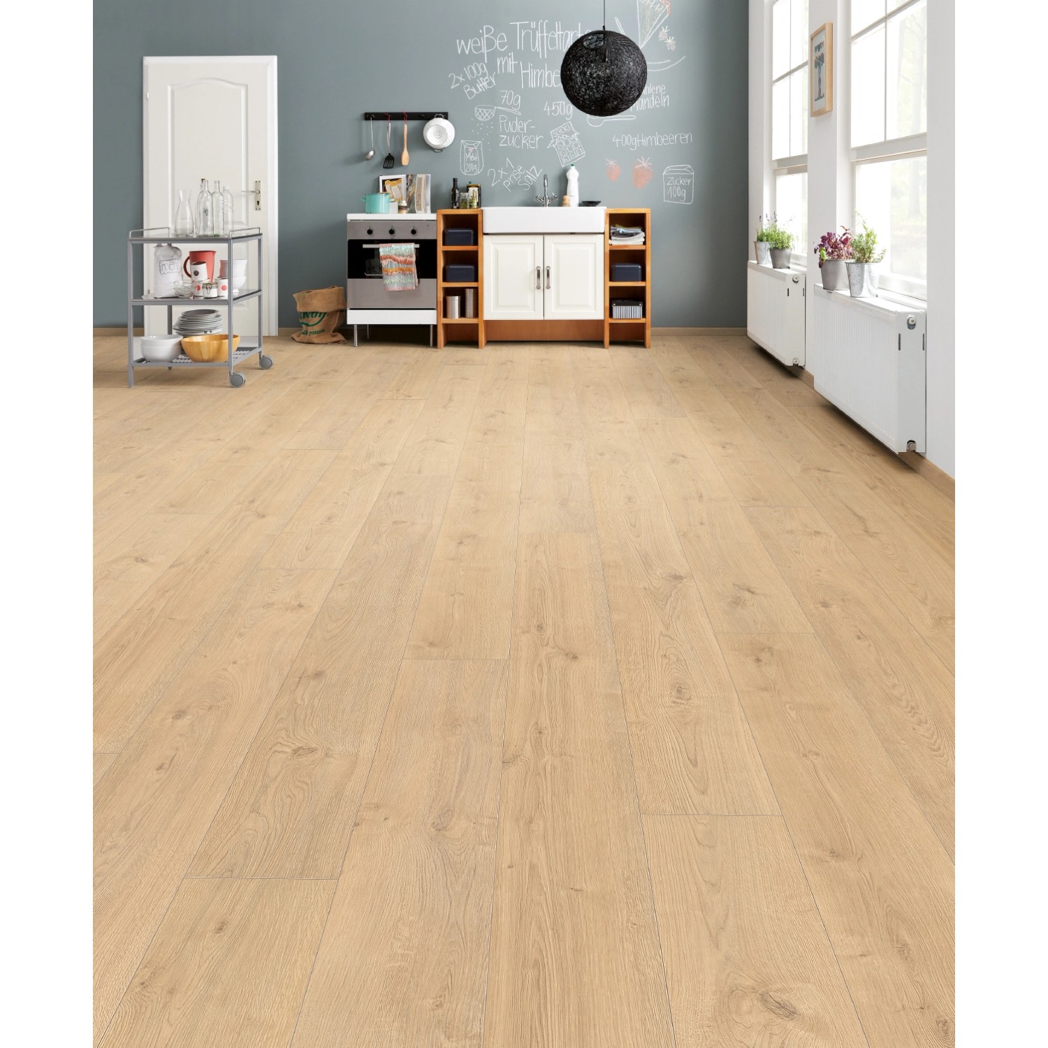 Living by Haro Laminat XL, 8mm Eiche Portland Puro, verlegt im Küchenbereich.