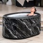 Bestway Eisbad Glacial Dip, aufblasbarer Whirlpool mit Marmor-Optik und Frau im Wasser.