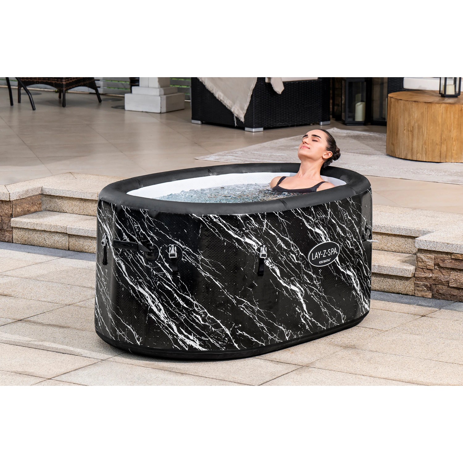 Bestway Eisbad Glacial Dip, aufblasbarer Whirlpool mit Marmor-Optik und Frau im Wasser.