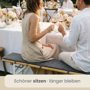 Anthrazitgraue Filz Bierbank Auflage auf Holzbank, Paar sitzt bequem bei Gartenparty. Wendbares Sitzkissen 220x25cm.