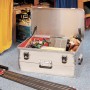 Offene LUX Aluminiumbox (47 l) als Werkzeugkoffer, gefüllt mit Spielzeug im Kinderzimmer.