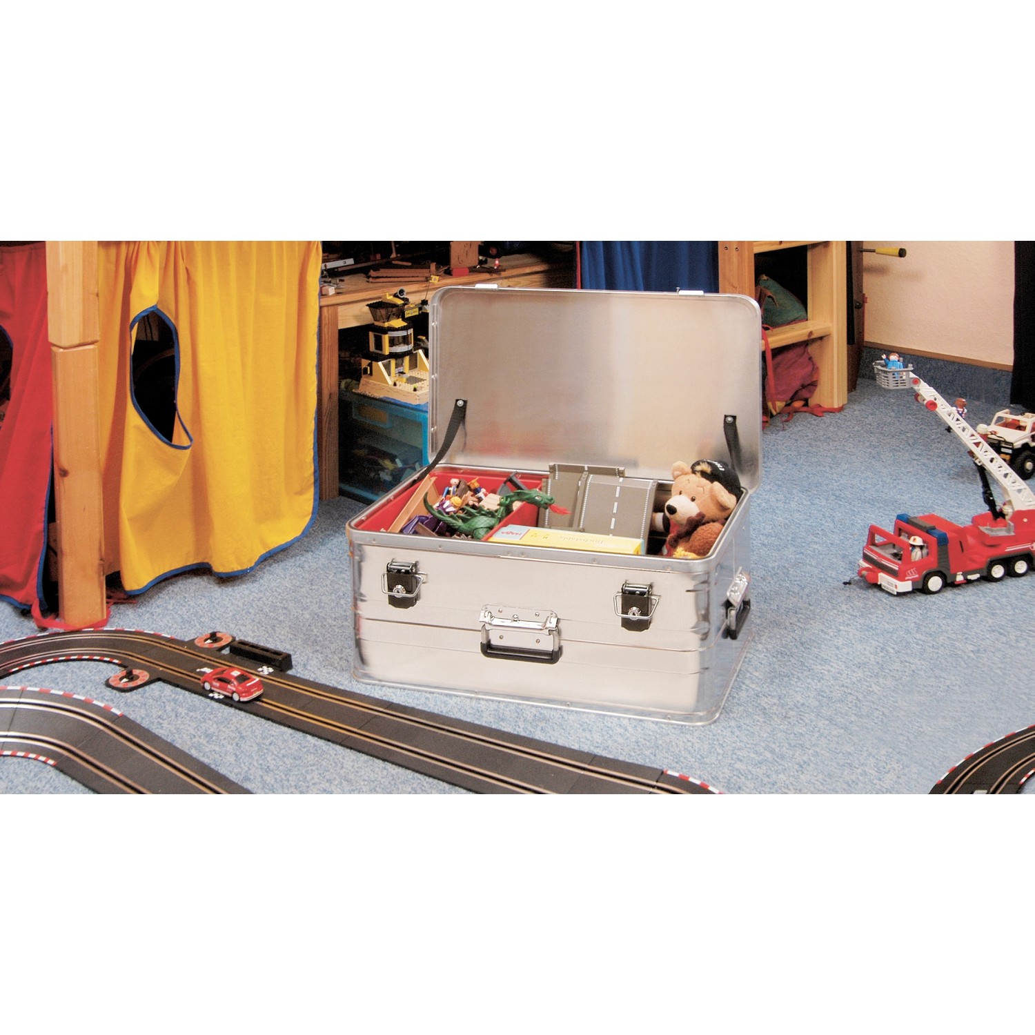 Offene LUX Aluminiumbox (47 l) als Werkzeugkoffer, gefüllt mit Spielzeug im Kinderzimmer.
