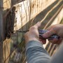 Gerber Dual-Force Multitool im Einsatz zum Reparieren eines Zauns.