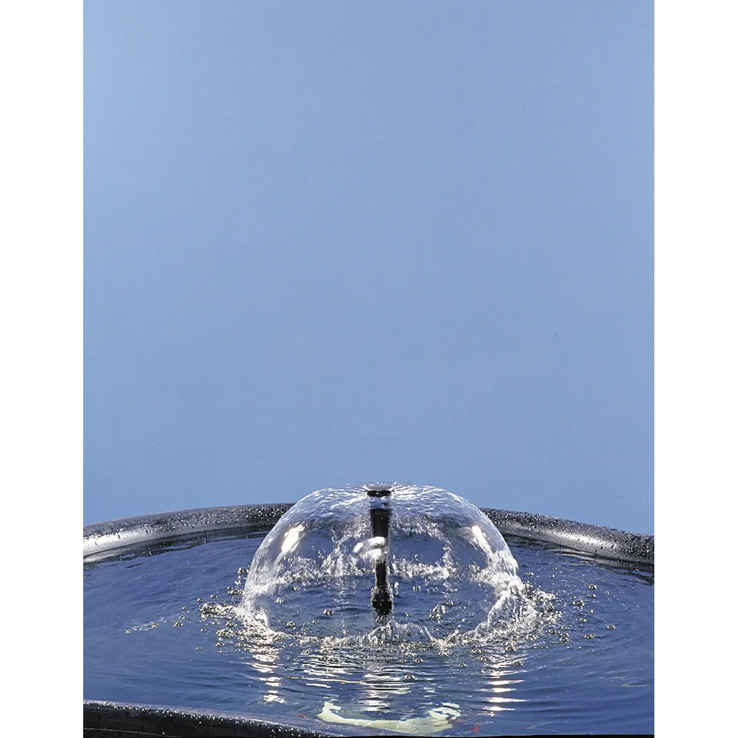 Ubbink Elimax 1000 Springbrunnenpumpe im Betrieb, erzeugt Wasserfontäne im Teich.