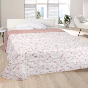 Bestlivings Tagesdecke Florina mit Blumenmuster auf Bett im Schlafzimmer.