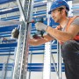 Bosch Professional Akku-Drehschlagschrauber GDX 18V-200 im Einsatz beim Schrauben an einem Regal.