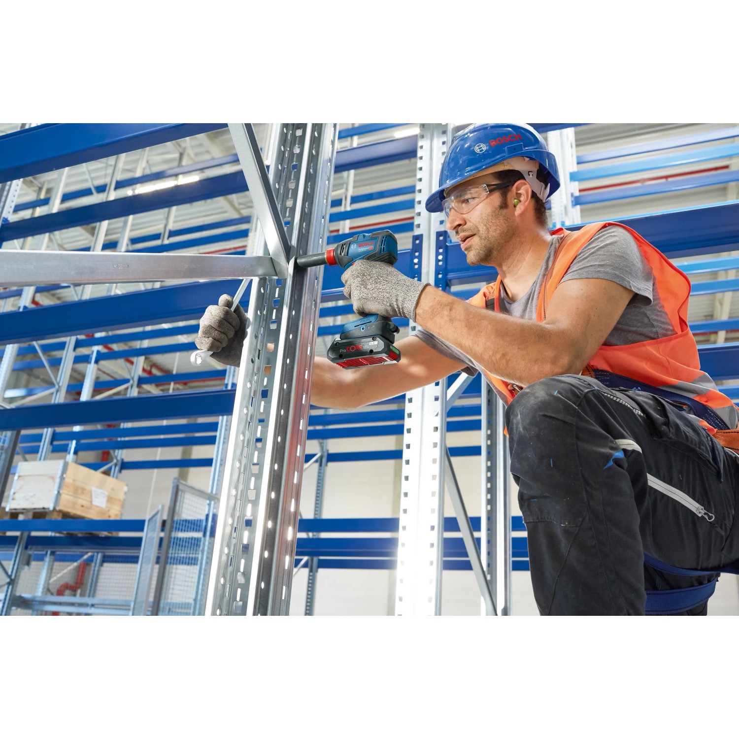 Bosch Professional Akku-Drehschlagschrauber GDX 18V-200 im Einsatz beim Schrauben an einem Regal.