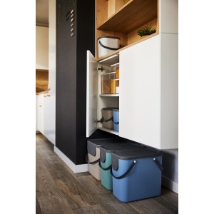 Blauer Rotho Mülleimer Albula 25 l im Küchenschrank, stapelbar und leicht zu tragen.