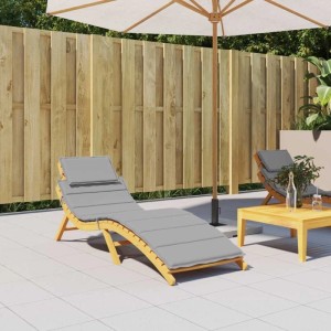 Graue Sonnenliegen-Auflage aus Oxford-Gewebe auf Holzliege. Bequemes Gartenkissen für Outdoor-Möbel.