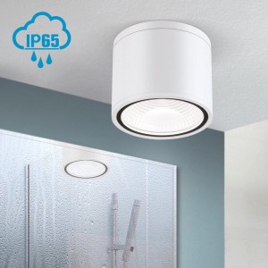 Weißer zylindrischer LED Deckenaufbaustrahler, IP65, in Badezimmer. Ideal für Nassräume & Außenbereich.