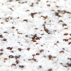 Detailansicht von Terralith Buntsteinputz Mosaikputz. Weiße und braune 2mm Granulate bilden eine körnige Effektputz-Oberfläche.
