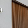 Moderne Lutec LED-Außenwandleuchte Doblo klein in Anthrazit für den Außenbereich.