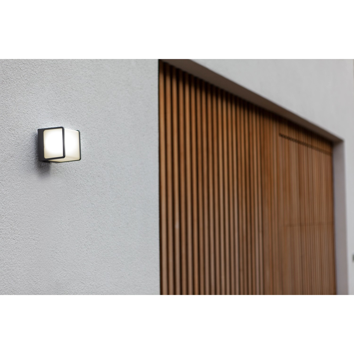Moderne Lutec LED-Außenwandleuchte Doblo klein in Anthrazit für den Außenbereich.