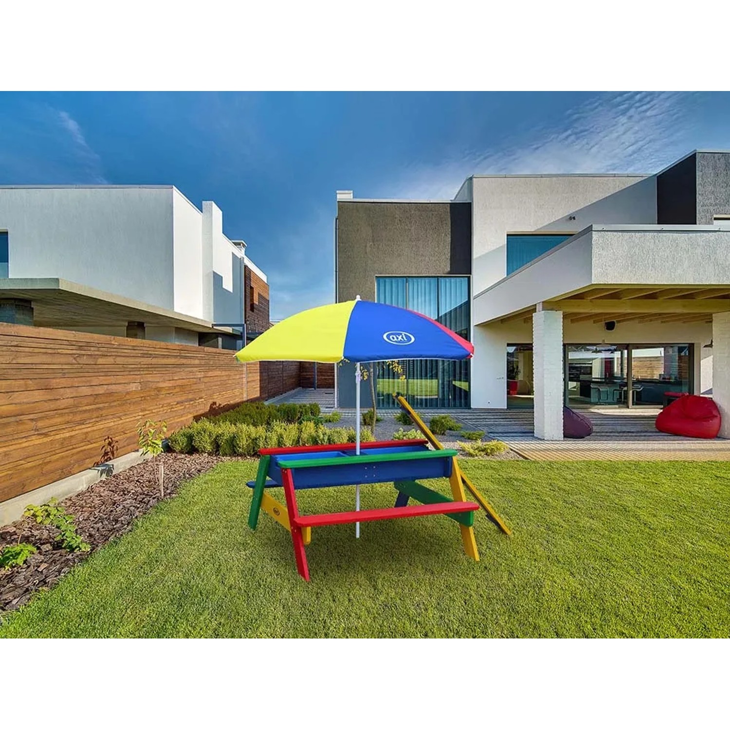 Axi Nick Sand- & Wasser-Picknicktisch Regenbogen mit Sonnenschirm im Garten.