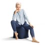 Frau sitzt auf blauem Sitting Point Hocker Cube Scuba 60 l im Jeanslook.