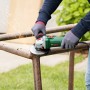 Bosch UniversalGrind 850-125 Winkelschleifer im Einsatz beim Schleifen von Metall, Funkenflug.