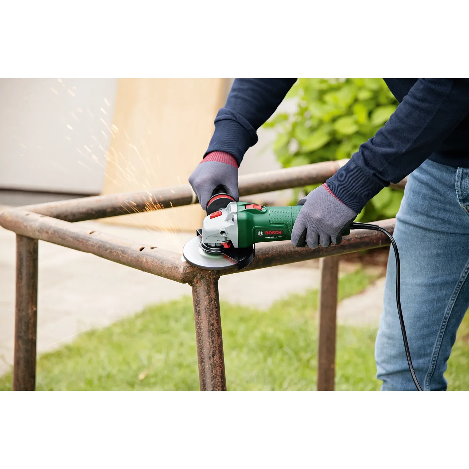 Bosch UniversalGrind 850-125 Winkelschleifer im Einsatz beim Schleifen von Metall, Funkenflug.
