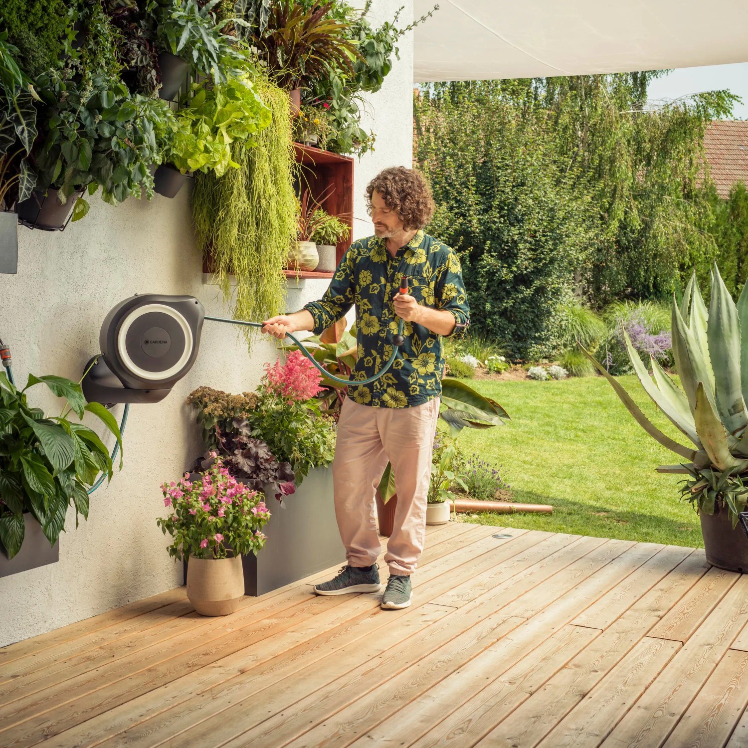 Gardena Wand-Schlauchbox RollUp S mit 15m Schlauch im Einsatz zur Gartenbewässerung.