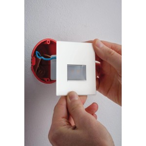 Montage einer weißen, eckigen Paulmann LED-Wandeinbauleuchte EBL Edge in eine Wanddose.
