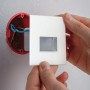 Montage einer weißen, eckigen Paulmann LED-Wandeinbauleuchte EBL Edge in eine Wanddose.